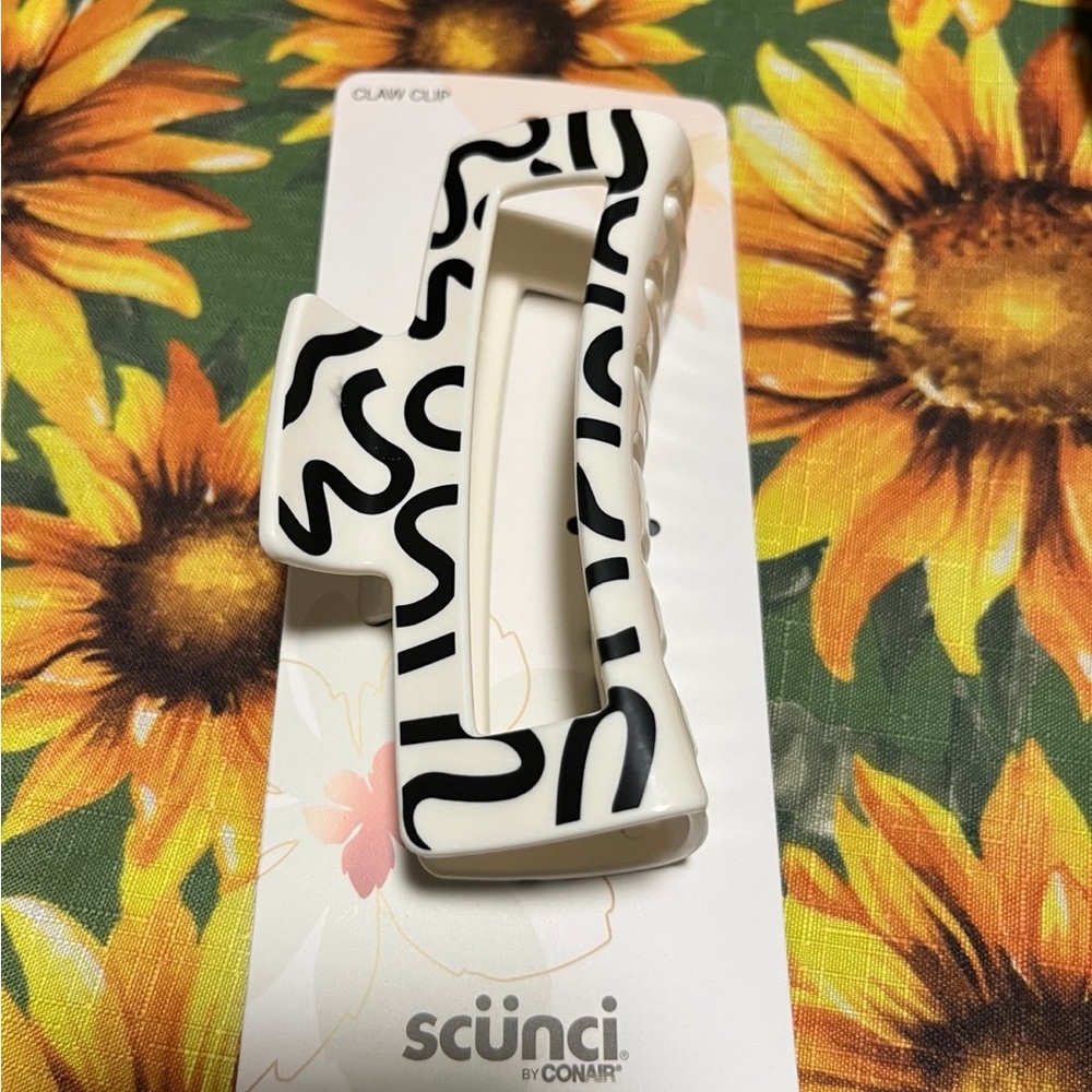 Scunci Black and White Claw Clip